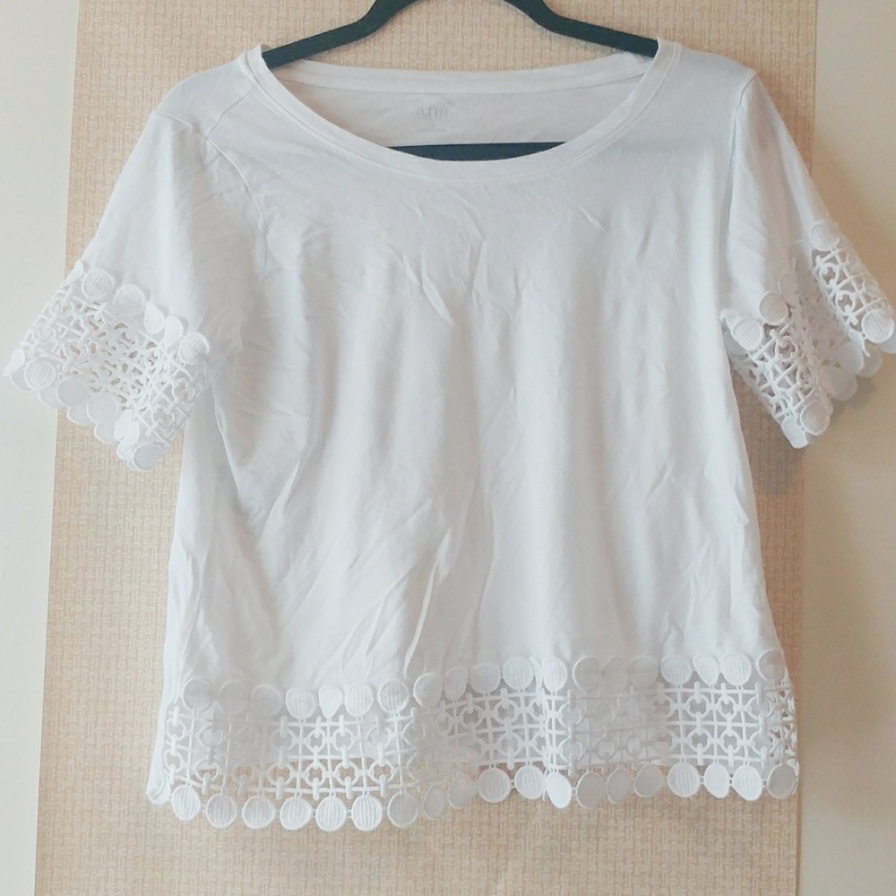 Beautiful White cut out patterned top! 👚